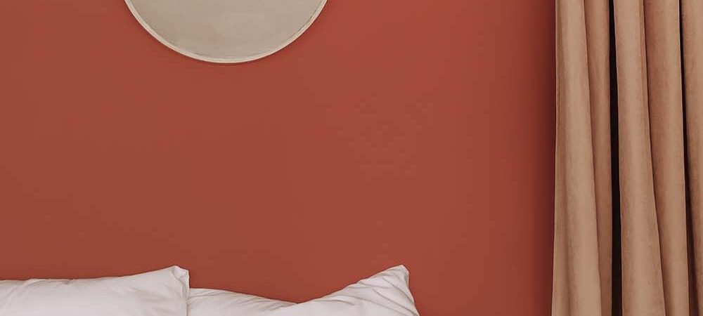 Como combinar madeira, tecidos, cores e iluminação