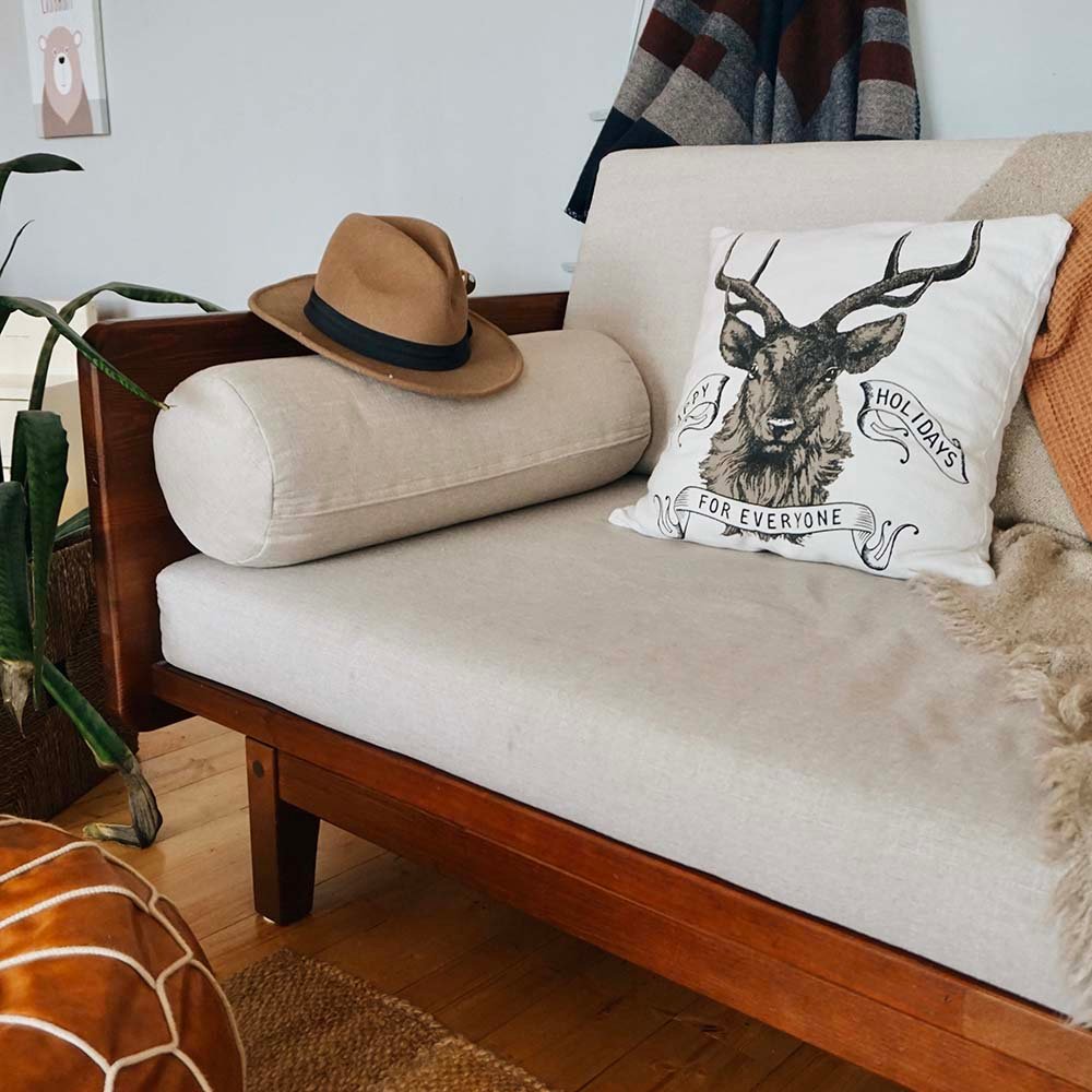 Sala contemporânea com sofá e poltronas selecionados em Teresópolis