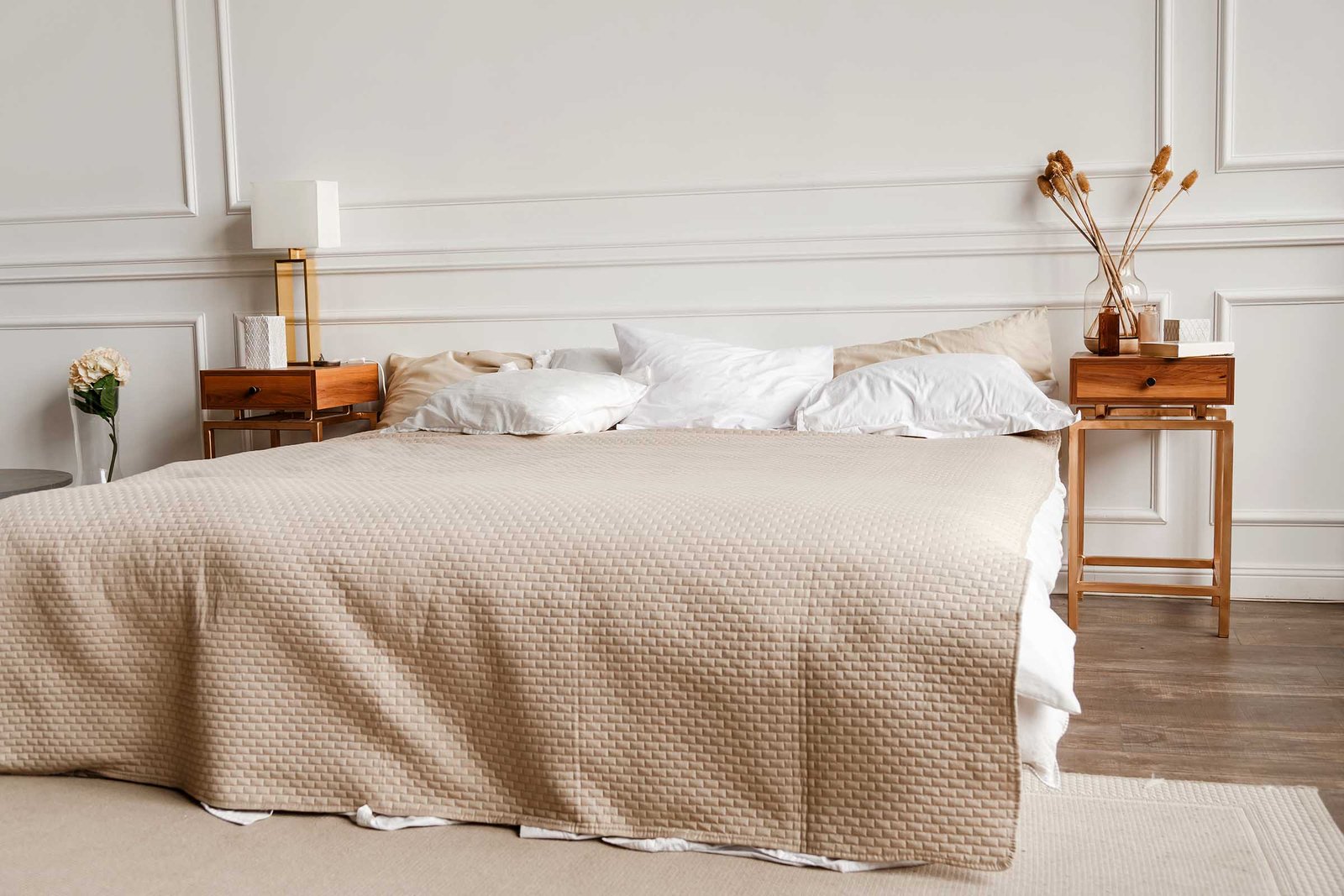 Quarto contemporâneo confortável com cabeceira estofada